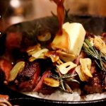 【空腹注意】バターステーキ丼の簡単な作り方！スキレット料理【キャンプ飯】