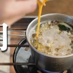 キャンプの朝、シェラカップだけでスープ作り。