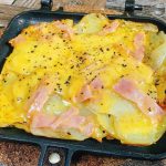 ［HSM］じゃがいものスライスをカリカリに焼いてベーコンとチーズを乗っけてホットサンドメーカーで焼く