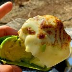 【炙りおつまみ】ほじったアボカドにチーズをのせてバーナーで炙るだけ。キャンプや登山におすすめな簡単レシピ！