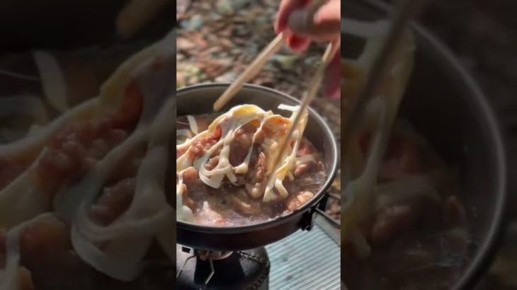 【キャンプ飯】焼きそば弁当に全力トッピング#Shorts#ソロキャンプ#キャンプ飯