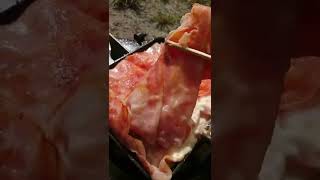 カマンベールチーズとトマトをベーコンで包み焼く#キャンプ飯