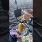 【キャンプ飯】海でホットサンドを作ろう！#Shorts 【焼き鳥ホットサンド】