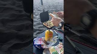 【キャンプ飯】海でホットサンドを作ろう！#Shorts 【焼き鳥ホットサンド】