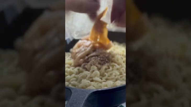 【シンプルイズベスト】雨の森でサッポロ塩ラーメン #ソロキャンプ #solocamping #キャンプ飯 #塩ラーメン #サッポロ一番 #vlog #shorts