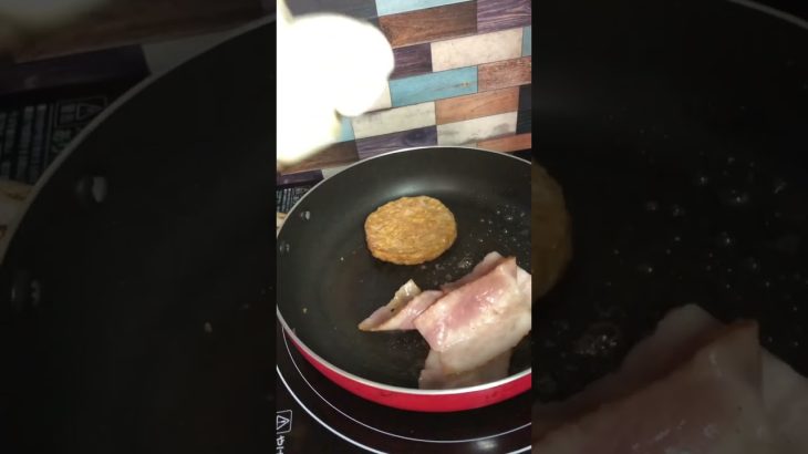 独身男性がお送りするベーコンエッグチーズバーガーを作る様子　#shorts #料理 #ハンバーガー #朝食