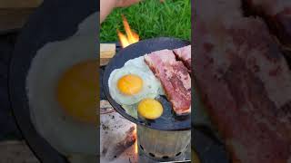 【キャンプの朝ごはん】たき火で極厚2cmのベーコンを焼く！黄身トロトロの目玉焼きも添えて #shorts