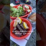 簡単キャンプメシなら、ボリュームたっぷりステーキサンド！炭火でじっくり焼いた肉がジューシー！