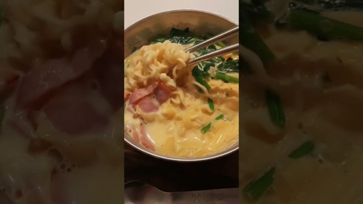 [キャンプ飯]塩らーめんカルボナーラ #キャンプ飯 #飯テロ #飯動画 #キャンプめし #簡単レシピ
