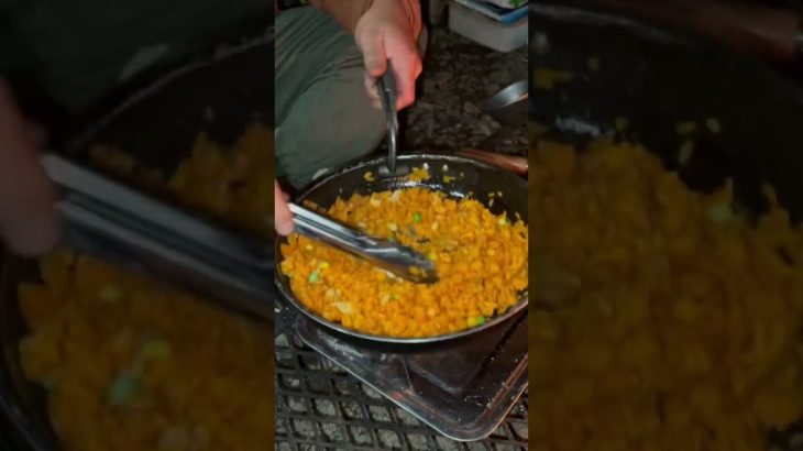 【ソロキャンプ】ラーメンより簡単に出来る、〆の『スクランブルオムライス』☆ #Shorts