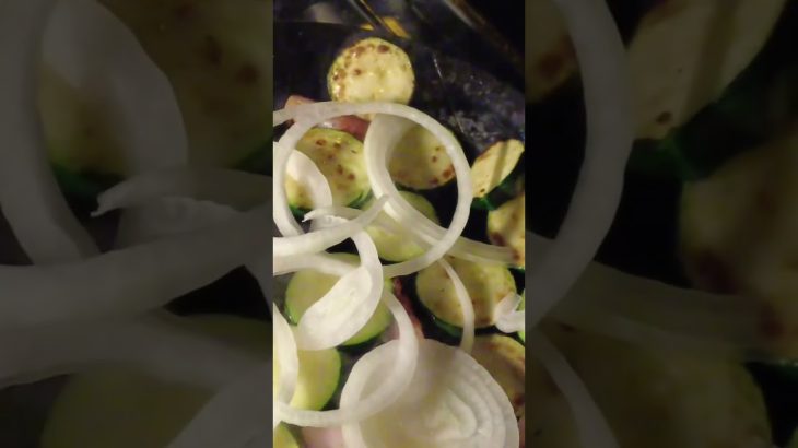 【ジムニーずぼらキャンプ飯】ズッキーニとトマトのチーズ焼き #shorts