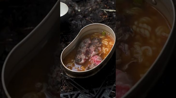 焚火、辛ラーメンアレンジ！牛肉とチーズマシマシ！😎🔥　#辛ラーメン#焚火 #焚き火 #焚火料理 #キャンプ飯　#キャンプ #camp #camping #캠프 #營地 #露營