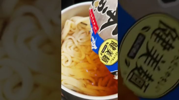 【キャンプ飯】寒い朝の暖かうどん #shorts #キャンプ #キャンプ飯