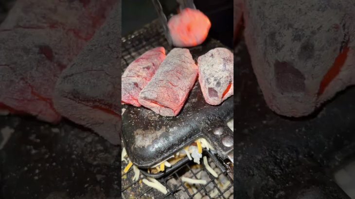 炭火チーズハンバーグトーストたべる！！【冬キャンプ飯】 #shorts