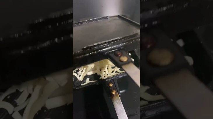 餅チーズ‼️ホットサンドメーカーで優勝‼️#キャンプ飯 #ホットサンド #ホットサンドレシピ