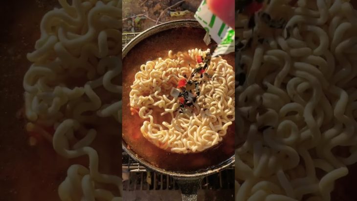 【キャンプ飯】煮るだけ簡単な麻婆豆腐ラーメン【シビ辛】#shorts  #short  #豆腐レシピ #激辛  #ノグリ