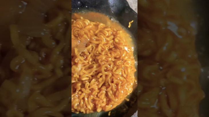 【キャンプ飯】混ぜるだけで簡単なかた焼きそば風【チキンラーメン】 #shorts  #short  #スキレット