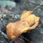 朝の水蒸気と共に朝ご飯。鱈の味噌漬けを前の日から仕込みそれを焚き火で焼き上げる飯