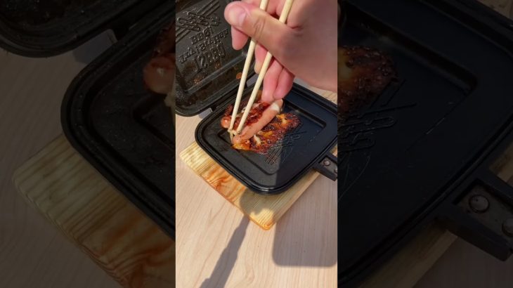 【ホットサンドメーカーレシピ】ソーセージ×さけるチーズ×ホットサンドメーカーで焼いた結果#shorts #アウトドア