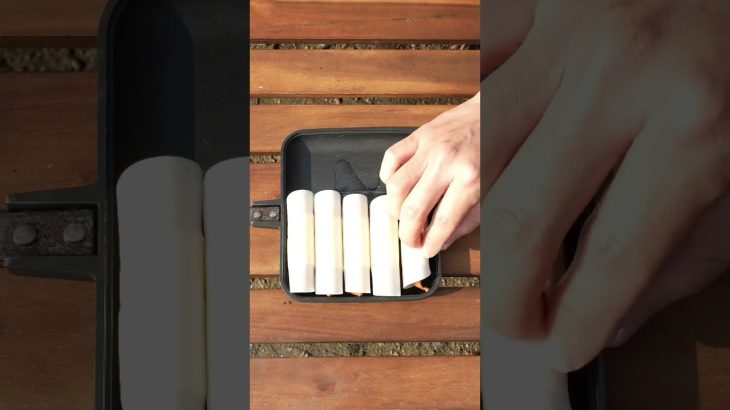 【ソロキャンプ / キャンプ飯】ソーセージチーズ巻き #shorts