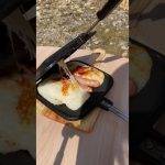 【餅レシピ】餅×ソーセージ×さけるチーズ×ホットサンドメーカーで焼いた結果#shorts＃アウトドア