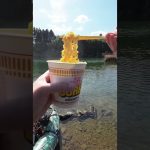 釣りしながらカップヌードルにチーズ増し増し。。。#釣り#アウトドア#チーズレシピ #パックラフト#キャンプ#キャンプ飯#shorts