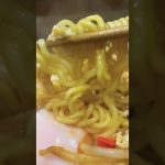 家でキャンプ飯。メスティンで辛ラーメン作って食べてみた。具材は残り物の生姜焼きの豚肉と、もやしと卵。最高に旨い！