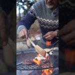 【キャンプ飯テロ】チーズたっぷり焚き火で「すき焼き肉のビーフマフィン」by長野修平さん#shorts #焚き火料理 #キャンプ #camp ##camping #キャンプ部 #キャンプ飯 #ソトレシピ