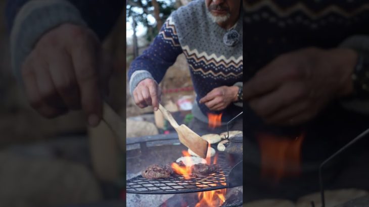 【キャンプ飯テロ】チーズたっぷり焚き火で「すき焼き肉のビーフマフィン」by長野修平さん#shorts #焚き火料理 #キャンプ #camp ##camping #キャンプ部 #キャンプ飯 #ソトレシピ