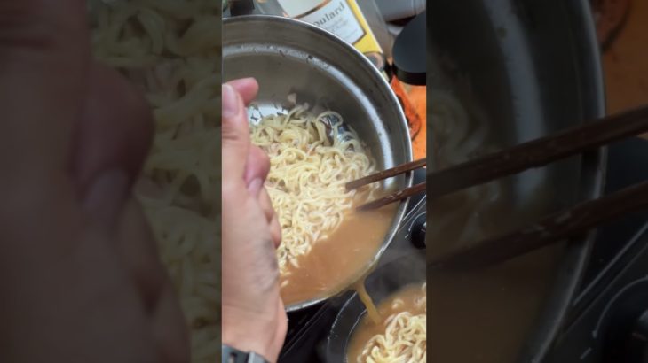 【車中飯】助手席さばラーメン#キャンプ#車中泊 #shorts