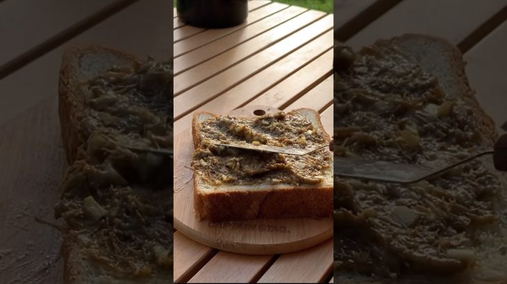 蟹味噌のガーリックトーストとオムレツのキャンプ朝食。#shorts