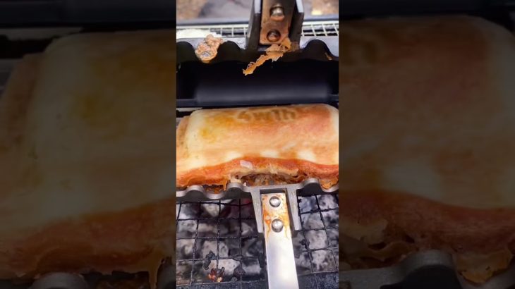 【キャンプ飯】4w1hホットサンドソロを使って、タンドリーチキンチーズサンドを作って食べたら、モチモチ激うまだった。