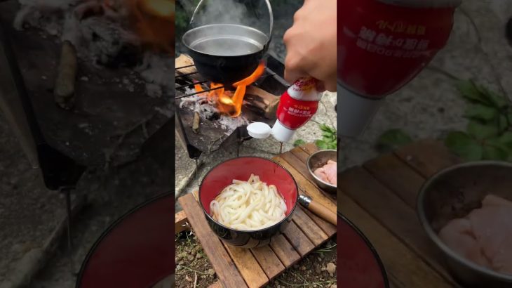【キャンプ飯】ベーコンバターうどん#キャンプ#ソロキャンプ #shorts