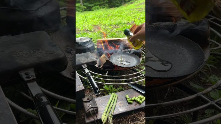 【キャンプ飯】雨の日の朝食、アスパラベーコン#キャンプ#ソロキャンプ #shorts