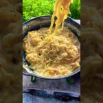 【キャンプ飯】混ぜるだけで簡単な塩ラーメンカルボナーラ【袋麺】 #shorts #short #キャンプ飯 #カルボナーラ #スープの素は半分