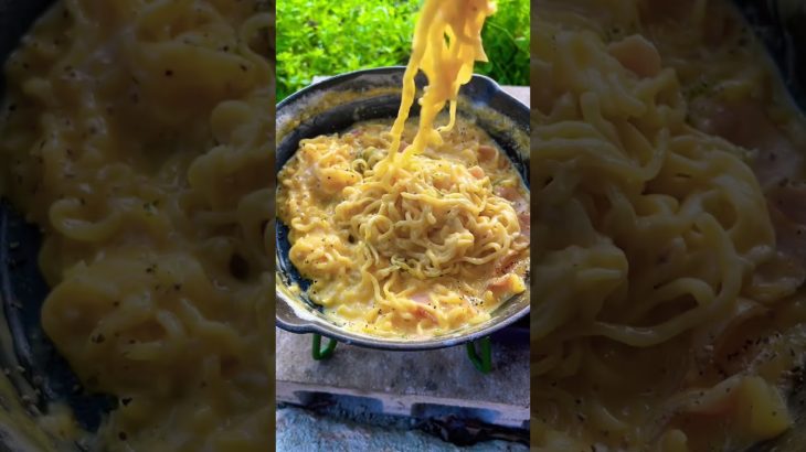 【キャンプ飯】混ぜるだけで簡単な塩ラーメンカルボナーラ【袋麺】 #shorts #short #キャンプ飯 #カルボナーラ #スープの素は半分