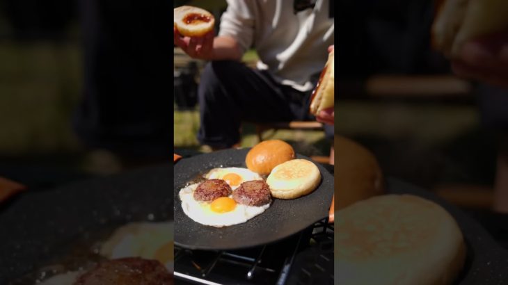 カンタンキャンプ飯🏕絶品ダブルチーズバーガー🍔 #キャンプ #キャンプ飯 #キャンプ飯レシピ #キャンプ料理 #ソロキャンプ #激ウマ