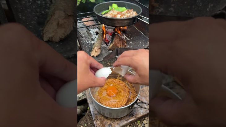 【キャンプ飯】チキンラーメンの美味しい食べ方#キャンプ#ソロキャンプ #shorts