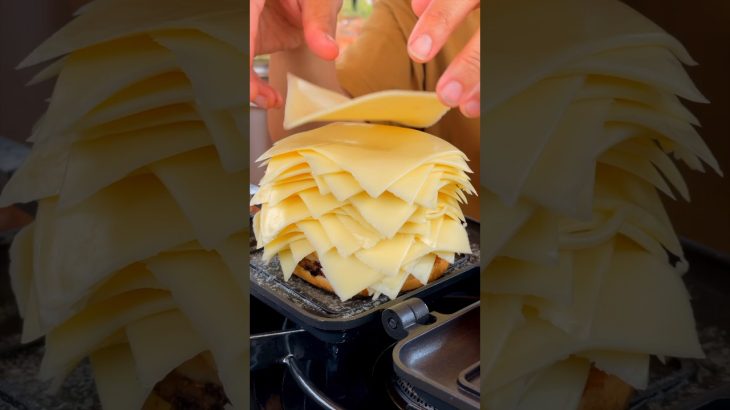 マックのチーズバーガーに、限界まで増しチーズしてホットサンドした結果w #ホットサンドメーカー #キャンプ #キャンプ飯 #レシピ