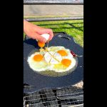 【話題のマルチグリドル】BBQで目玉焼きアヒージョやってみたら・・・？ / Egg Ajillo #shorts