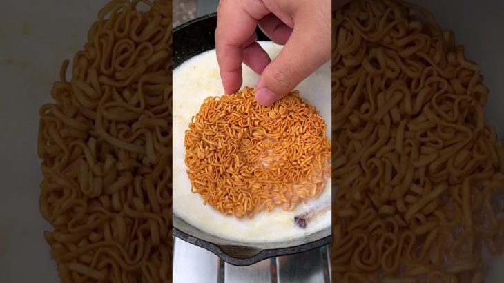 自家製ベーコンでチキンラーメン作ってみた #shorts #自家製ベーコン #キャンプ飯 #ベーコン #アウトドア料理 #camp #チキンラーメン