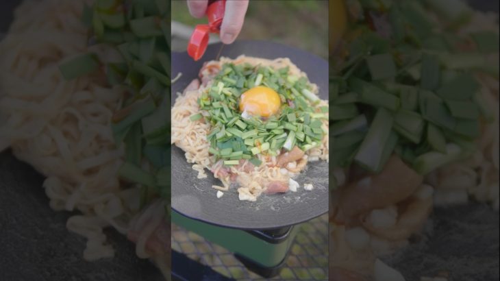 チキンラーメンと焼き鳥缶で悪魔のまぜそば👿🍺#shorts #camp#camping #キャンプ#キャンプ飯 #キャンプレシピ #ソロキャンプ #チキンラーメン #焼き鳥#タフまるJr