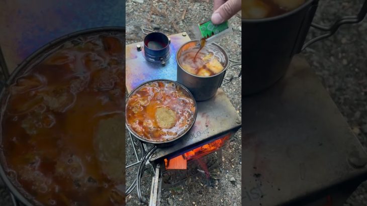 ザボスピンク☆キャンプ【20240128自然人村編 ショート #4】　#キャンプ #朝ごはん #炊飯 #チゲ鍋 #トッポギ #飯テロ #チタンマニア #薪ストーブ #料理