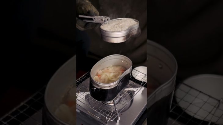 飯盒使ってカレー作った#camping #campfire_cooking #캠프 #캠프 #キャンプ飯 #戦闘飯盒2型 #messtin