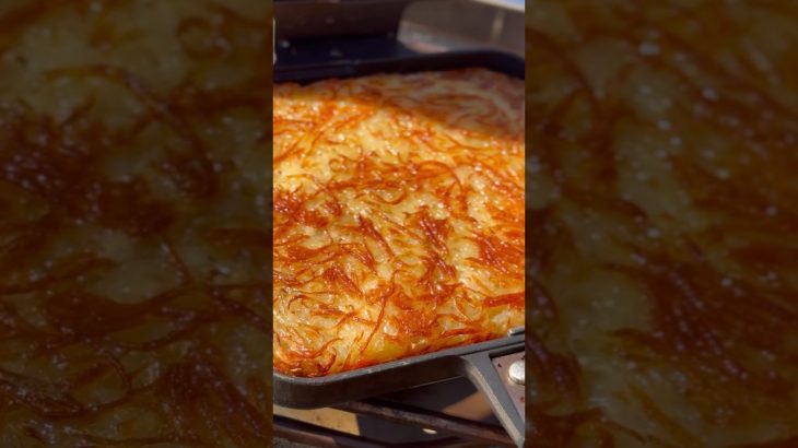 酒が止まらぬキャンプ飯！【じゃがチーズガレット】　#short #キャンプ飯 #料理動画