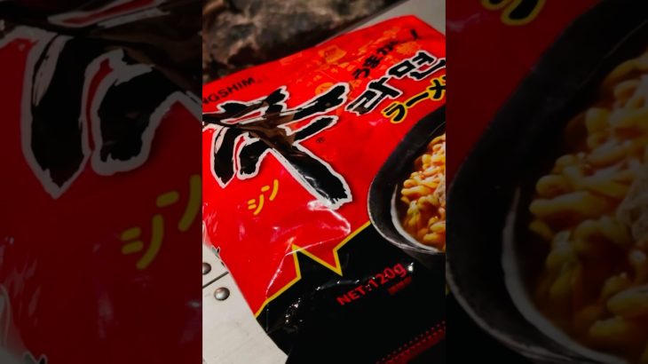 【昭和のCM風】辛ラーメンアレンジ！辛ラーメンプデチゲ #ソロキャンプ #キャンプ飯 #Shorts【チャンネル登録お願いします】