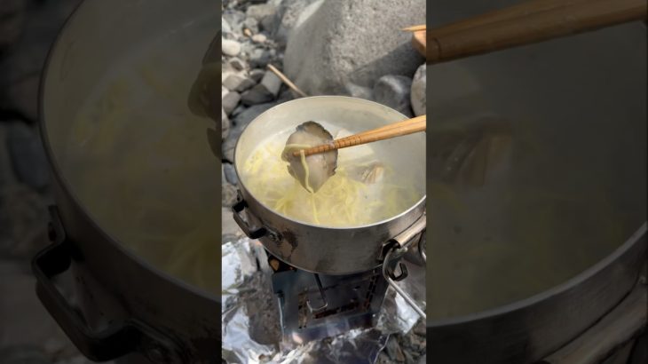 【焚き火ラーメン】千葉産はまぐり塩ラーメン、、、でも牡蠣 #shorts #キャンプ飯 #キャンプ