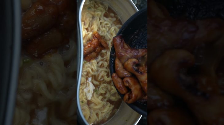サッポロ一番味噌ラーメンアレンジ#camping #ソロキャンプ #キャンプ飯 #サッポロ一番味噌ラーメン #インスタントラーメン #こてっちゃん