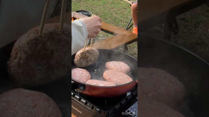 【キャンプ飯】夜まで煮込む！チーズハンバーグ　#shorts #short
