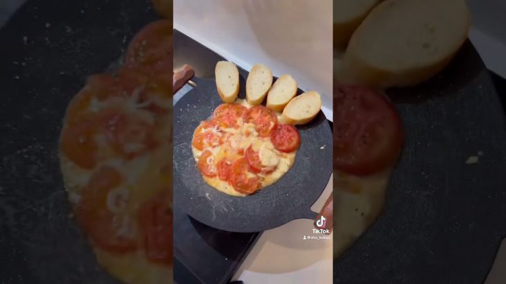 【簡単キャンプ飯】トマト×チーズ×バケット🏕️#キャンプ #キャンプ飯 #男飯 #簡単レシピ #マルチグリドル